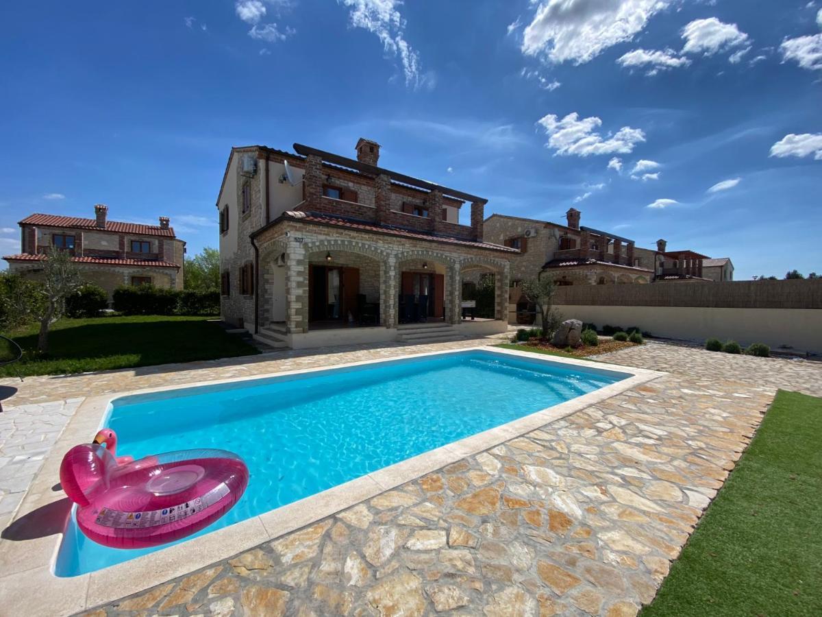 Villa Rustic With Private Pool Cabrunici